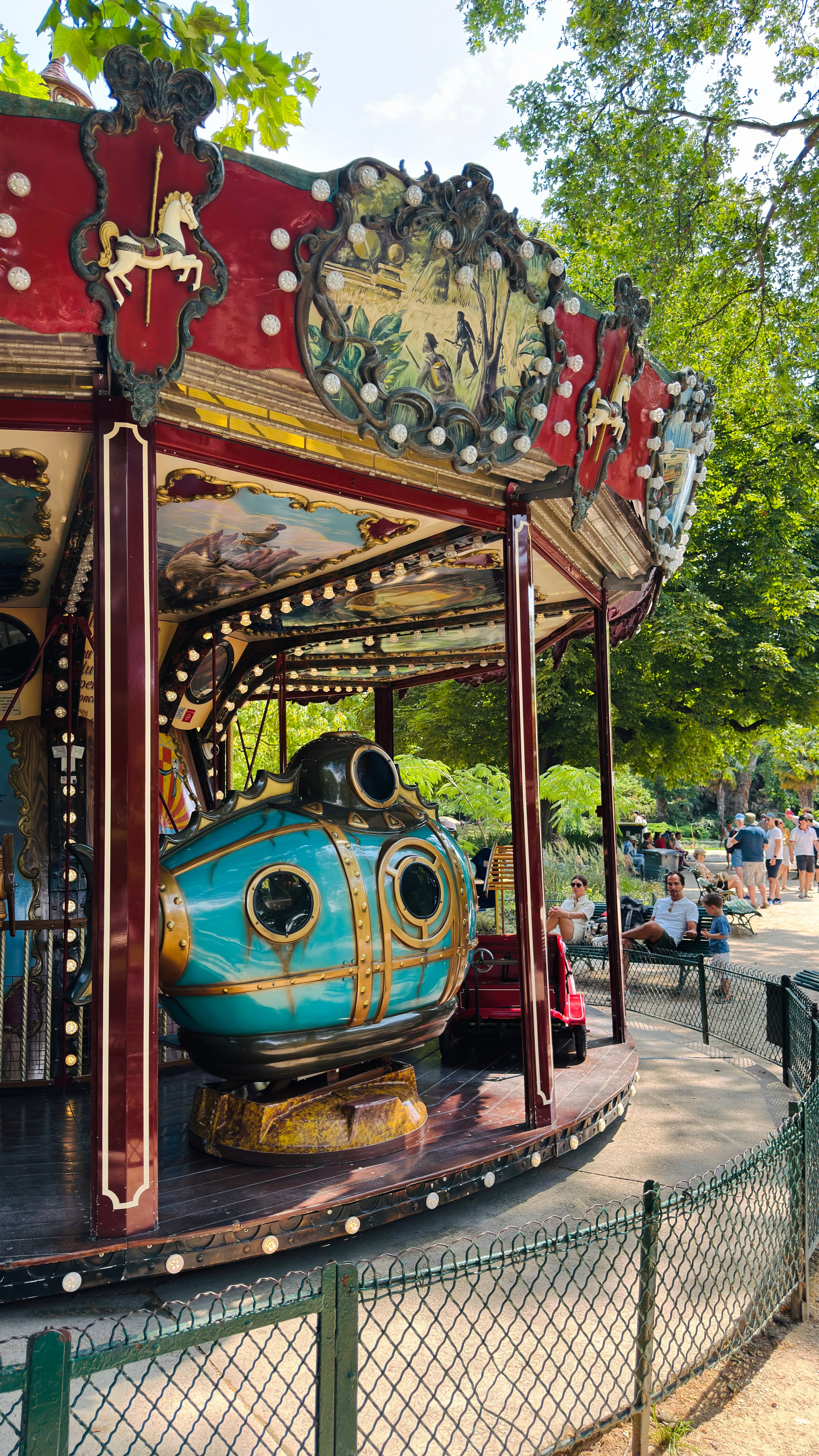 Carousel is still a thing in some public places, like in Park Monceau. That was a nice one. And just imagine some circus’s music to go with it.