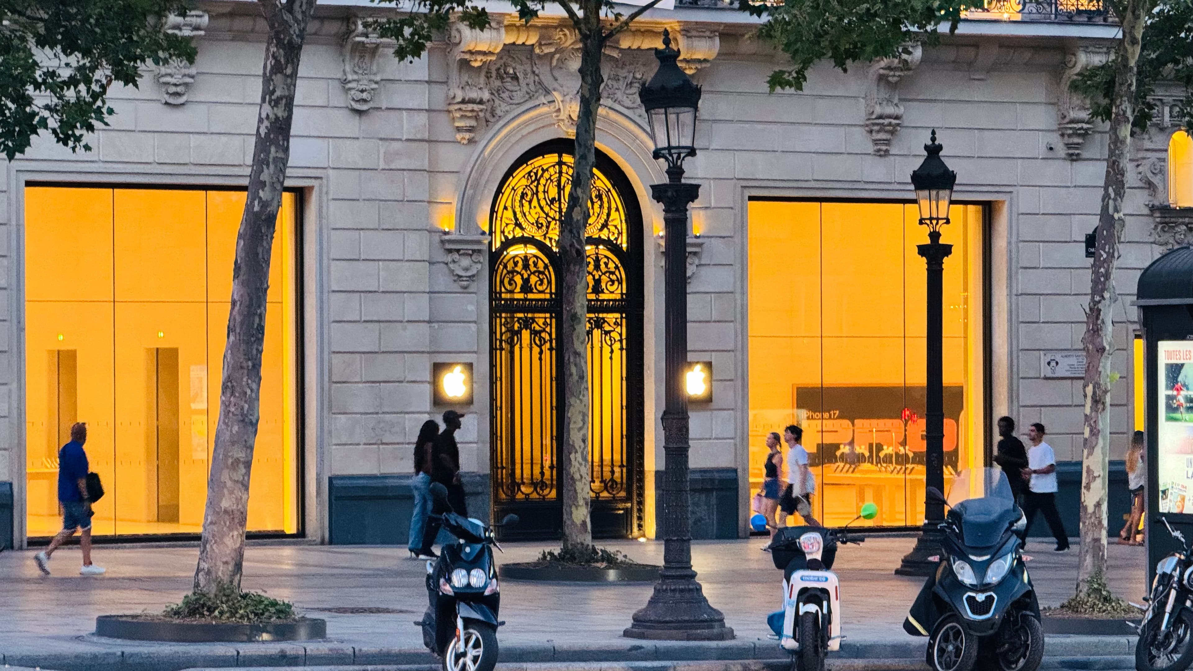 Of course, when visiting every major city with an Apple Store, I always try to visit one, except this time; it was outside business hours.