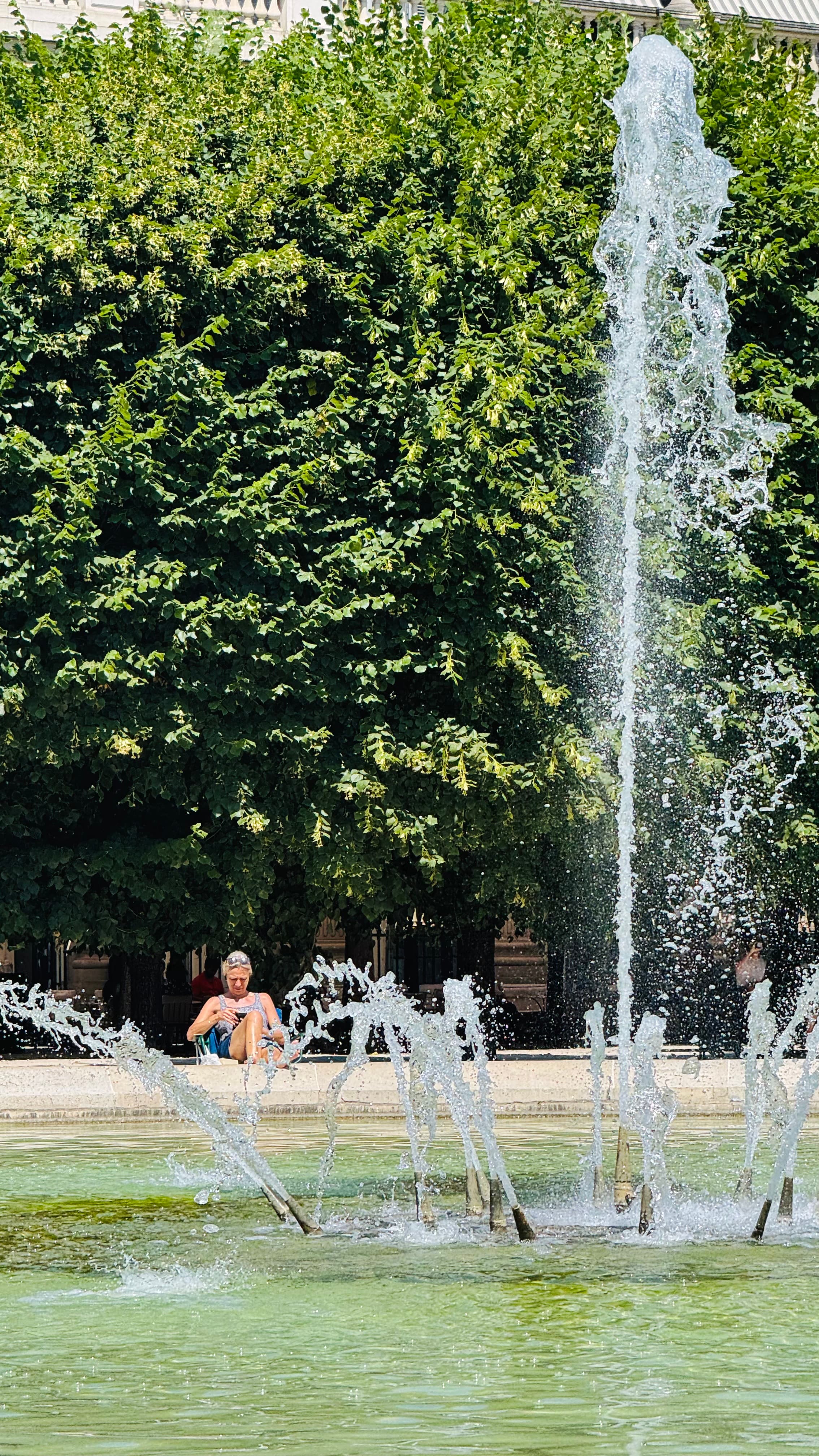 People are searching for shades and fountains. I’m currently sitting there under the trees. So hot here! 😅