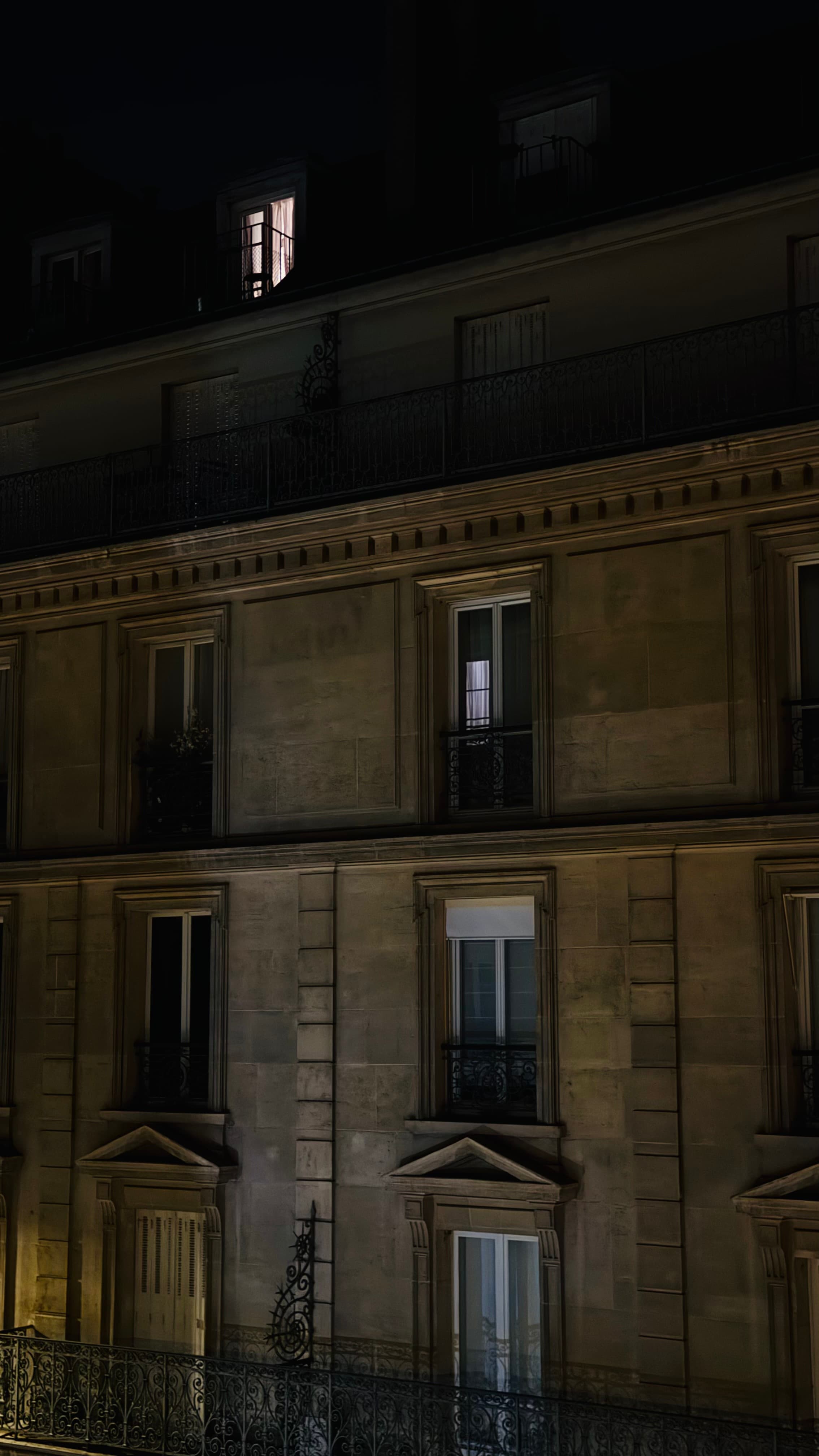 After a surreal stay downtown Paris for the music festival, We are back to our room after a 90 min ordeal in Paris’ public transportation system (too crowded, too hot, many service interruptions). Good to be back at our place. I love those enlightened windows late at night.