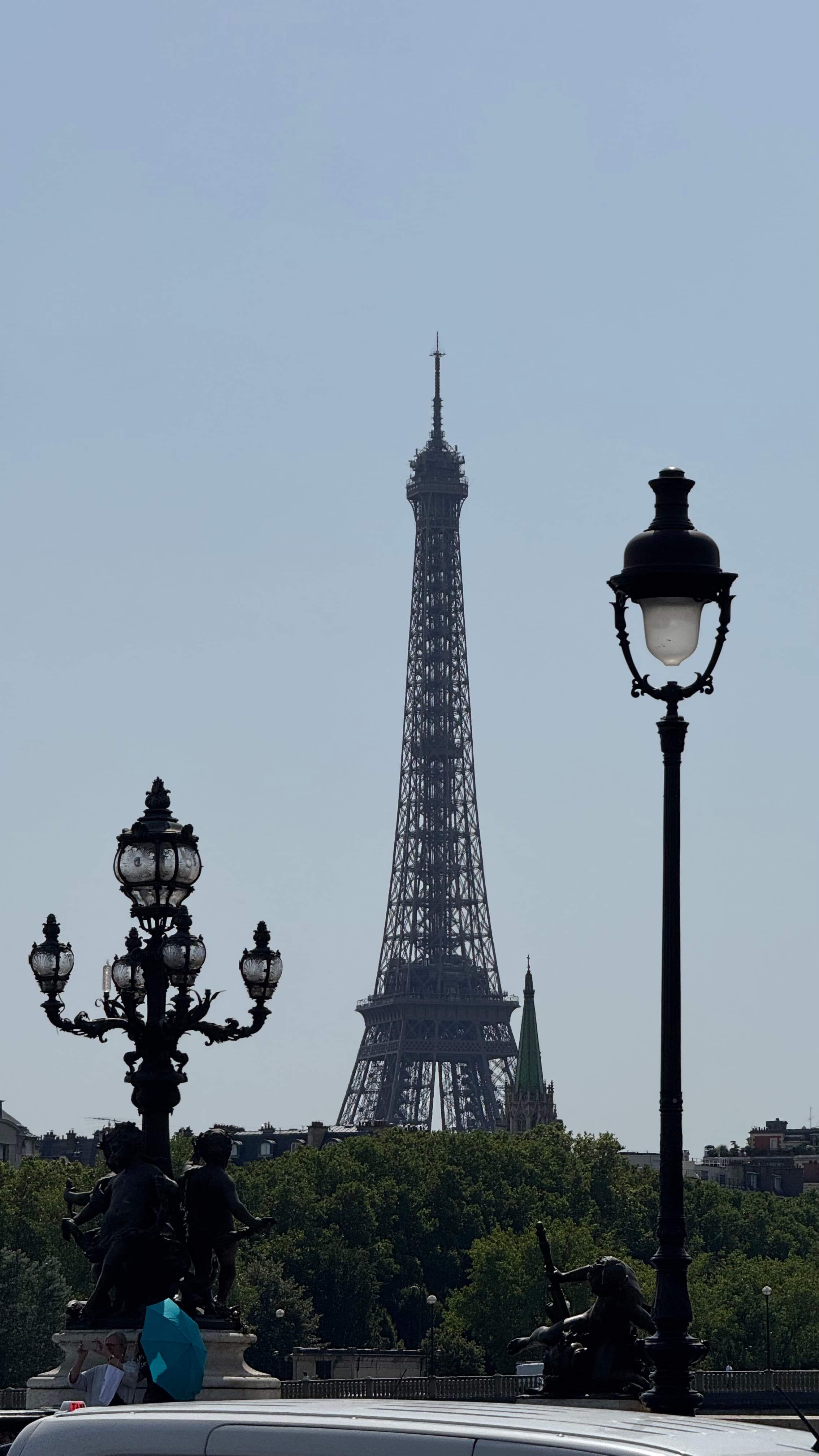 I took this photo while walking toward Les Invalides. It was so hot 🥵. We could barely see any tourists on the streets, except in the parks, under the trees. This heatwave is called an historic one.