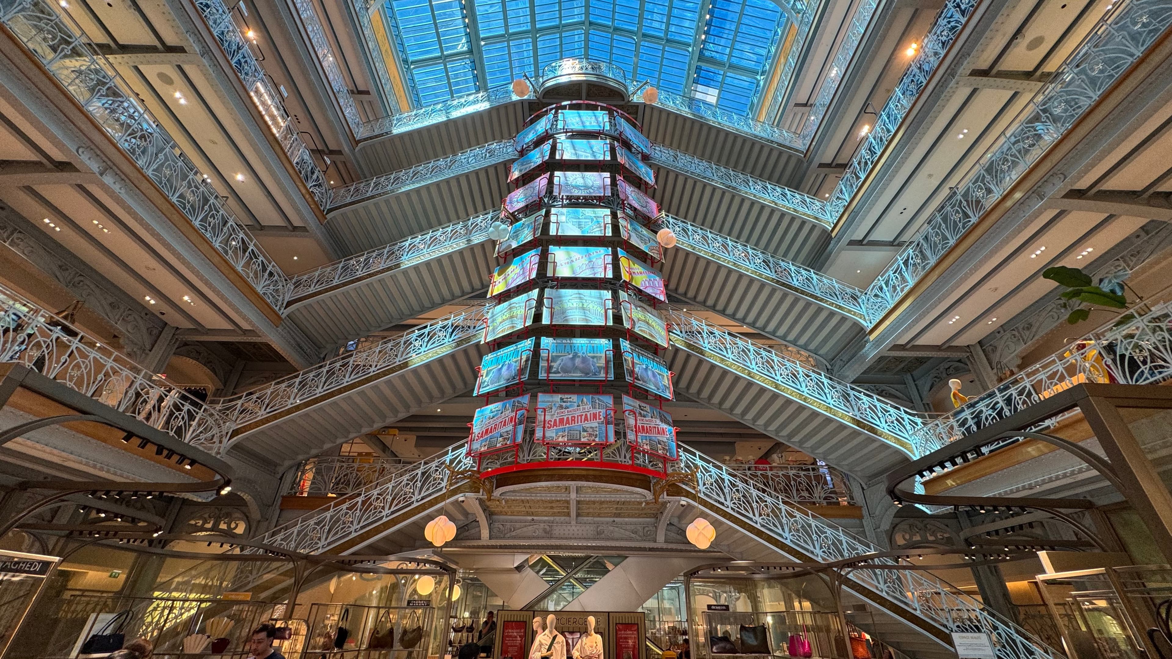 Took a lunch break at the Samaritaine department store. We add a delicious vegan dish and banana cake. All means to skip the heat is a net plus for us.