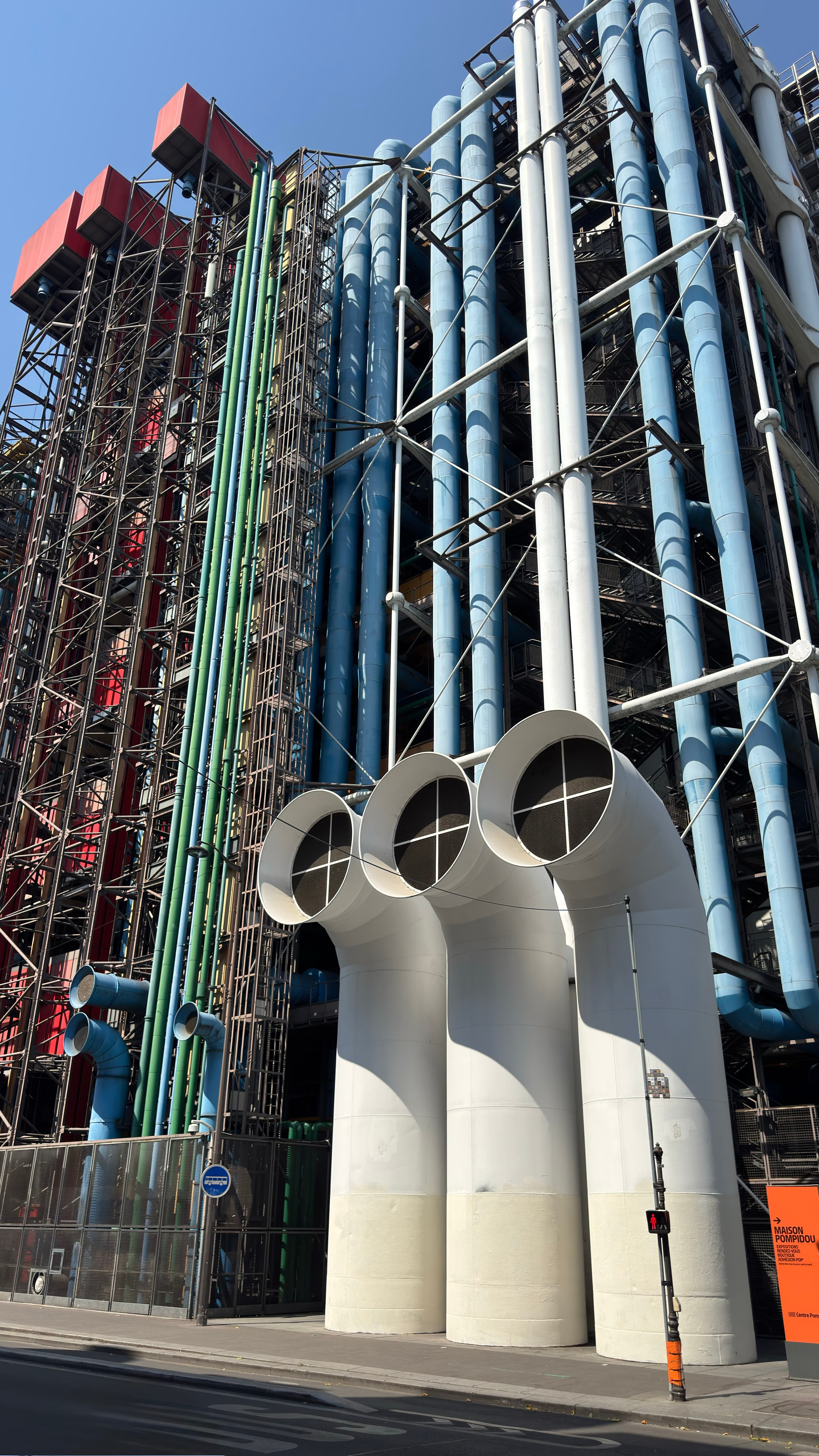 What a strange building, and a controversial one. Français :
La tuyauterie extérieure du Centre Pompidou est principalement fonctionnelle, et non décorative : les architectes ont volontairement placé les réseaux techniques à l’extérieur pour libérer de grands espaces à l’intérieur du bâtiment. The exterior piping of the Pompidou Centre is primarily functional rather than decorative. The architects deliberately placed the building’s technical systems on the outside to create large, open interior spaces.