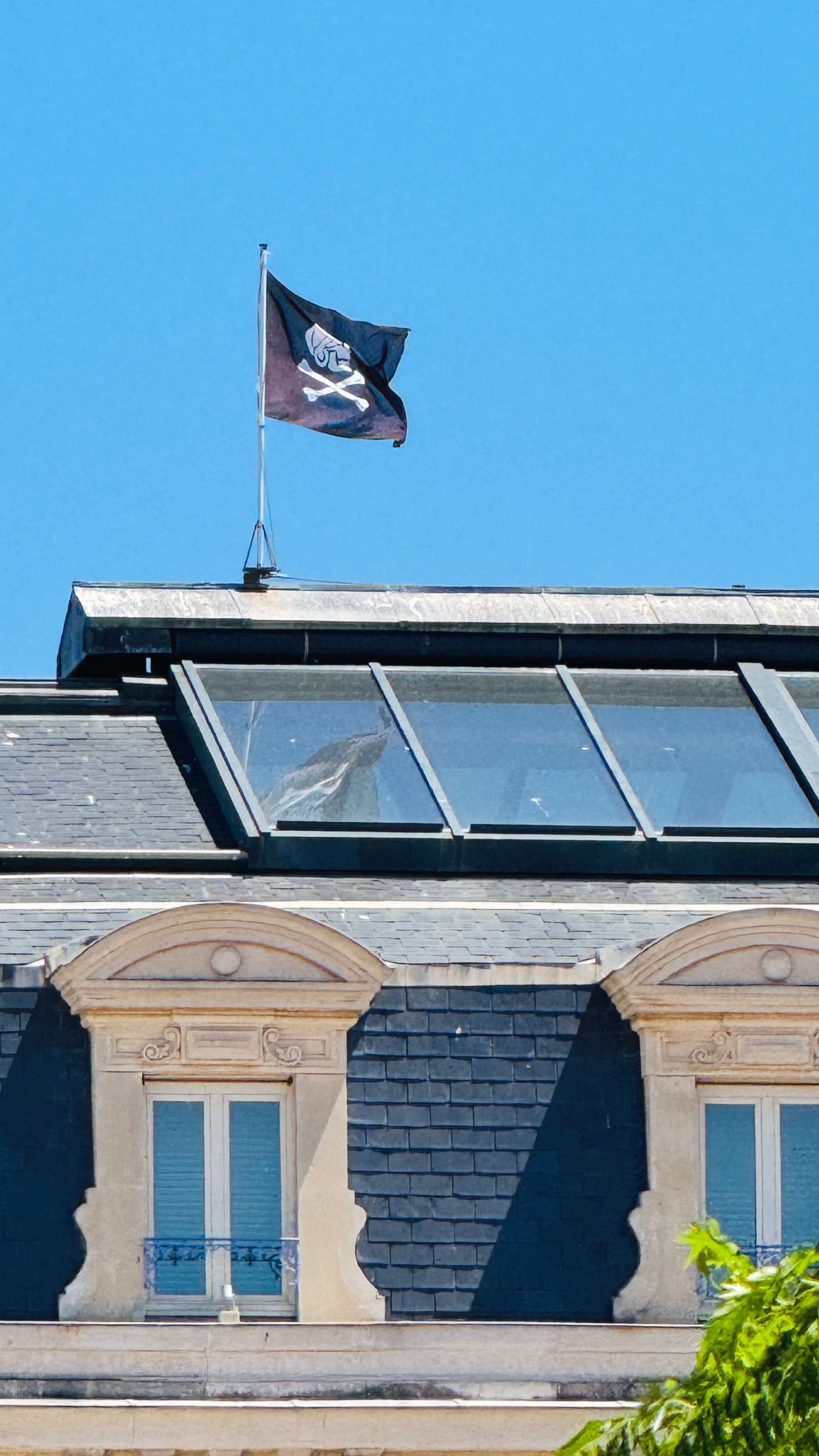 A pirate flag flying on top of an old building in Marseillan’s port. Reminds me of the pirate flag that once flew on top of an Apple building in the early eighties.