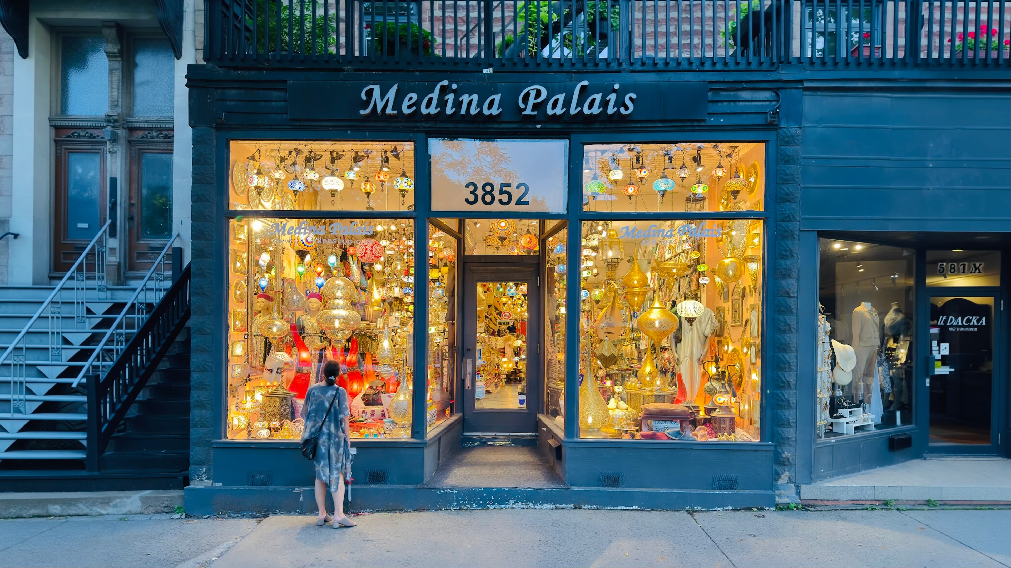 A boutique on St-Denis Street. It used to be a great place for street shopping but alas Amazon killed that. 😔