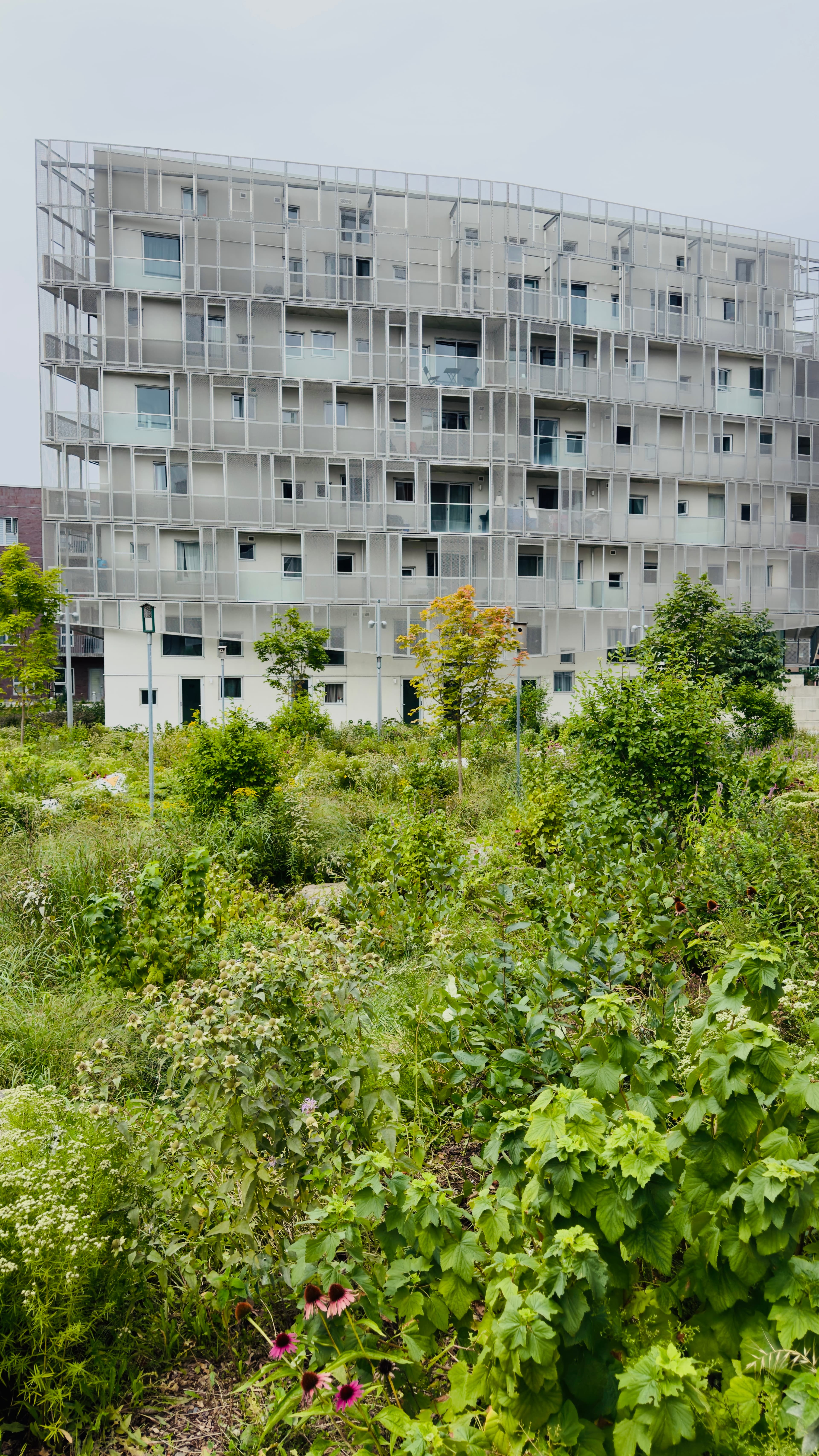 There is no amount of trees and plants that can overcome the ugliest building of Montreal. Sadly, this apartments building sits in my neighborhood. 😒