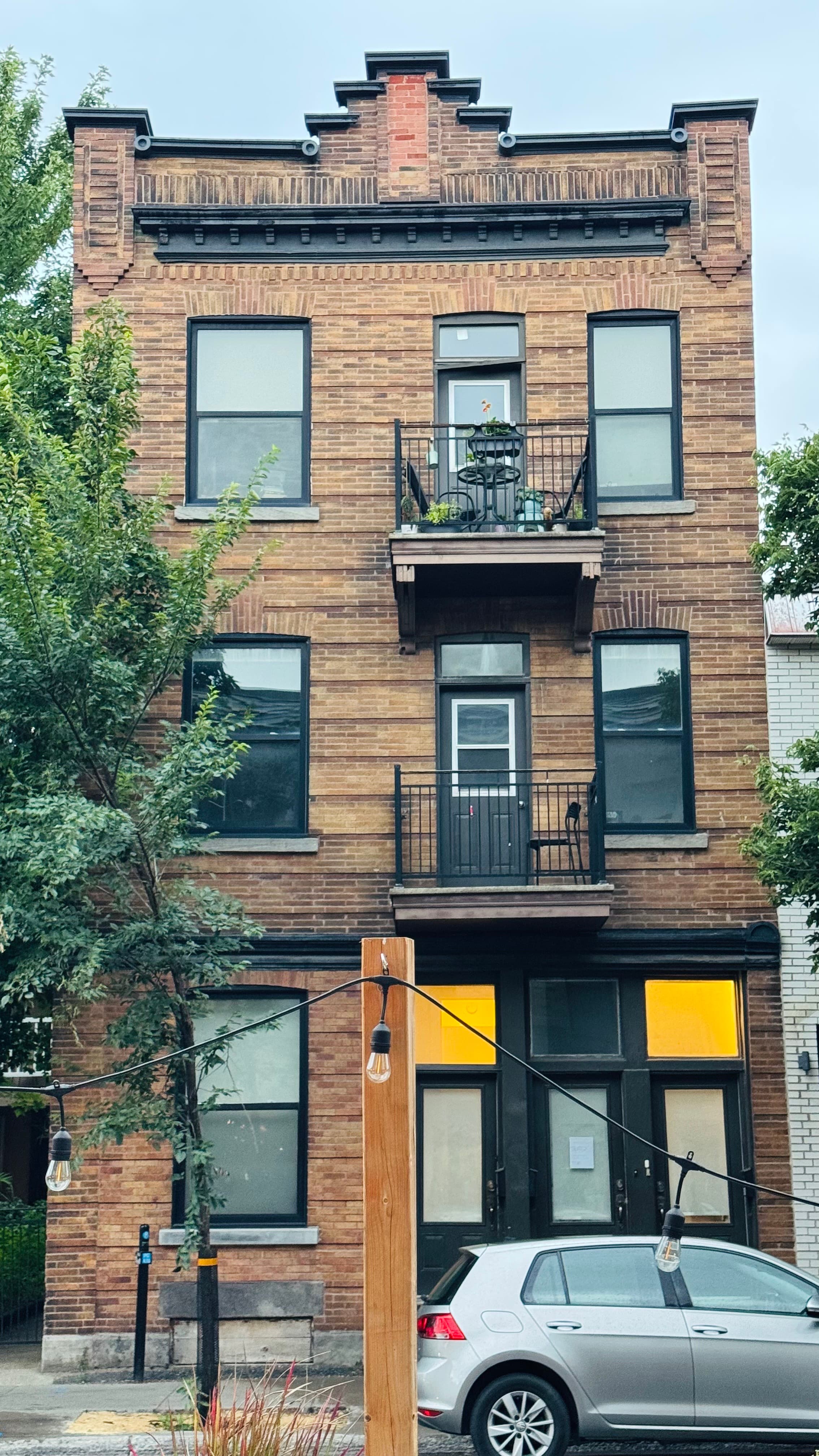 Right after leaving the restaurant, in front of it, actually, is this typical beautiful building facade. It reminds me of some apartment buildings in New York City, but smaller.