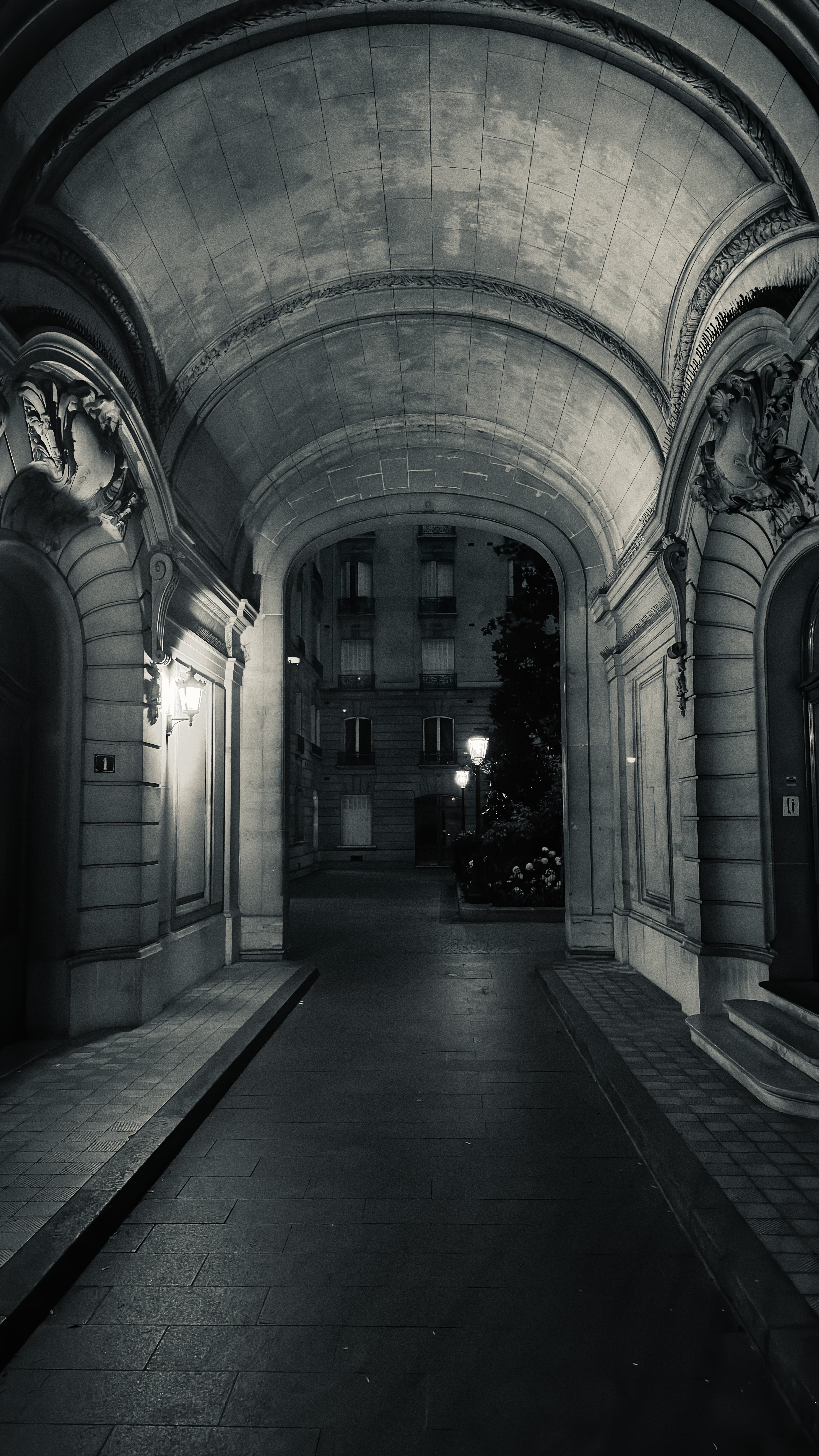I came across this building entrance, which is a few blocks away from the place where we stay. What a wonderful piece of architecture. I love these so much.