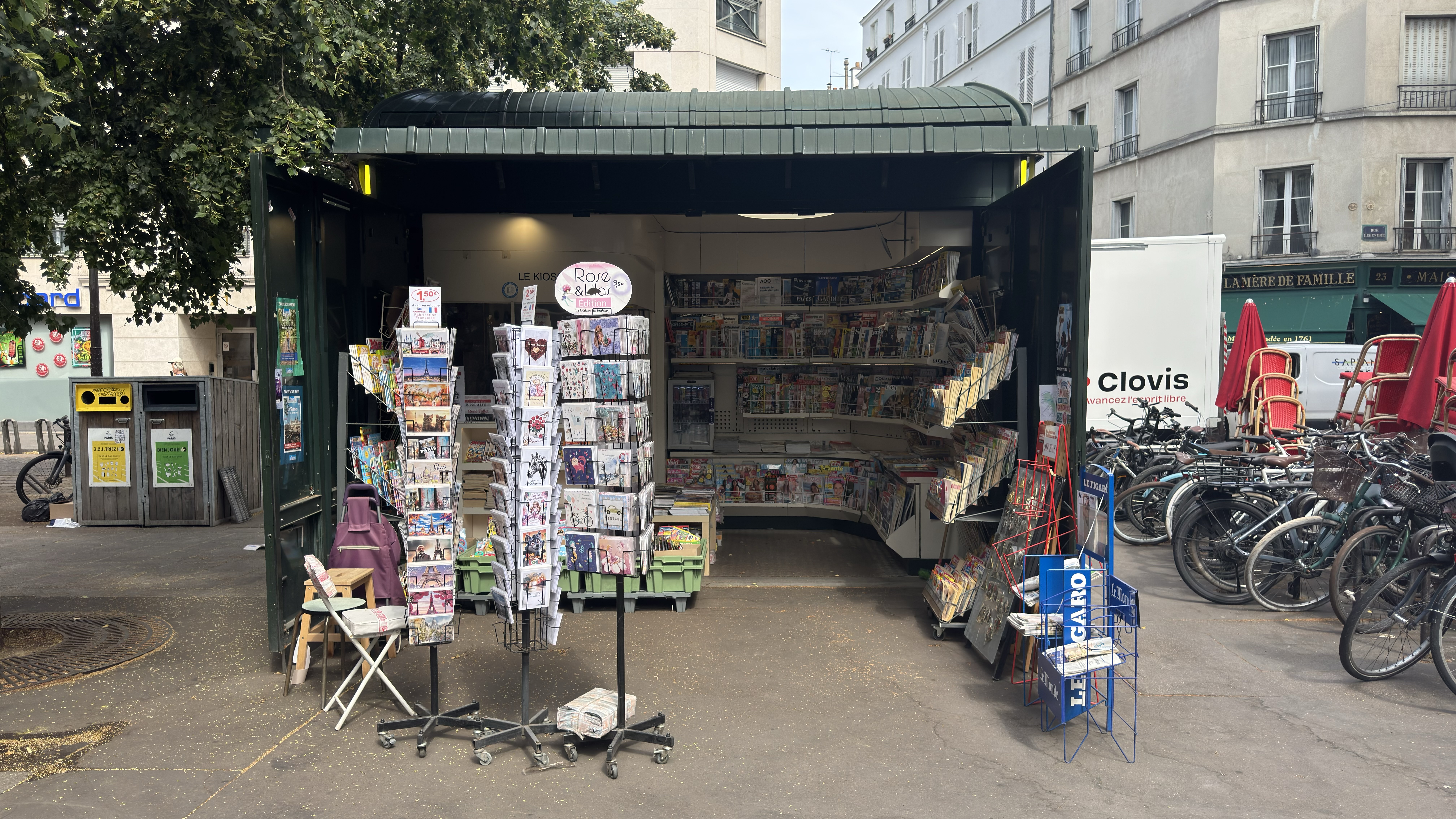 Small walk in the neighborhood in the morning. How long before these newspaper stands disappear from the urban landscape in Paris and elsewhere, thanks to the Internet?
