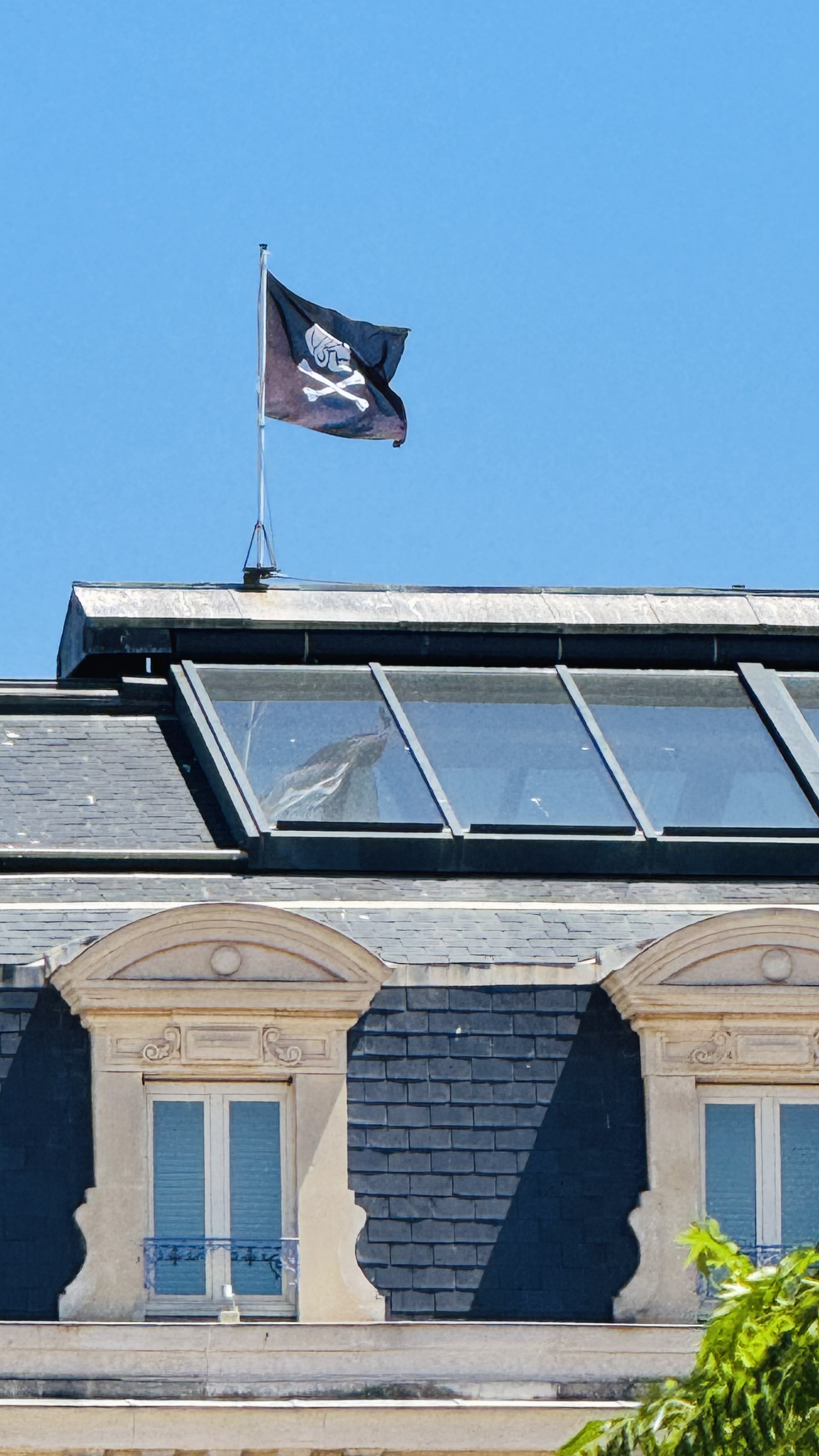 A pirate flag flying on top of an old building in Marseillan’s port. Reminds me of the pirate flag that once flew on top of an Apple building in the early eighties.