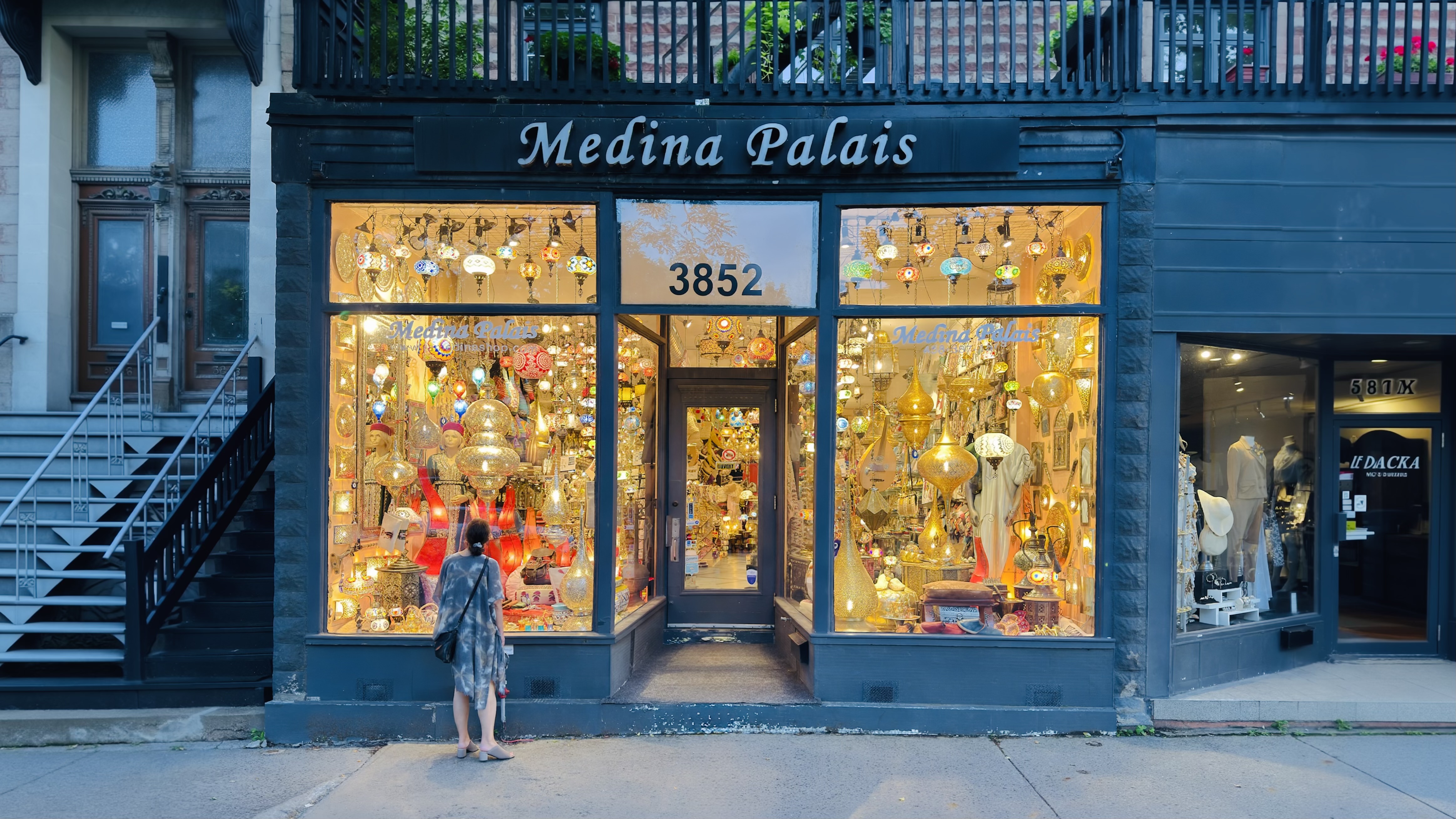 A boutique on St-Denis Street. It used to be a great place for street shopping but alas Amazon killed that. 馃様