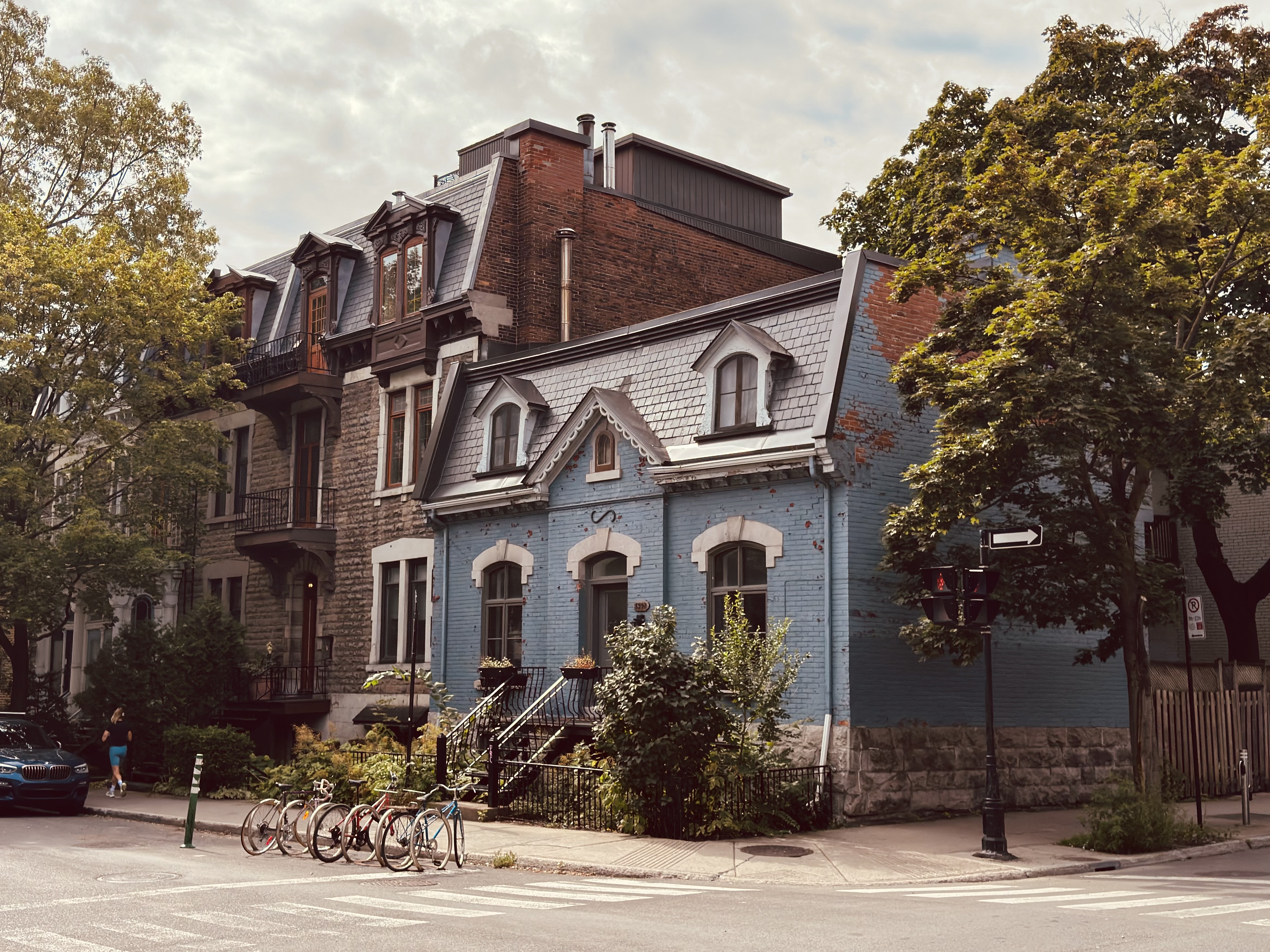 Superb neighborhood and typical near McGill university. This picture was taken during a long bike ride in the morning. More photos coming.