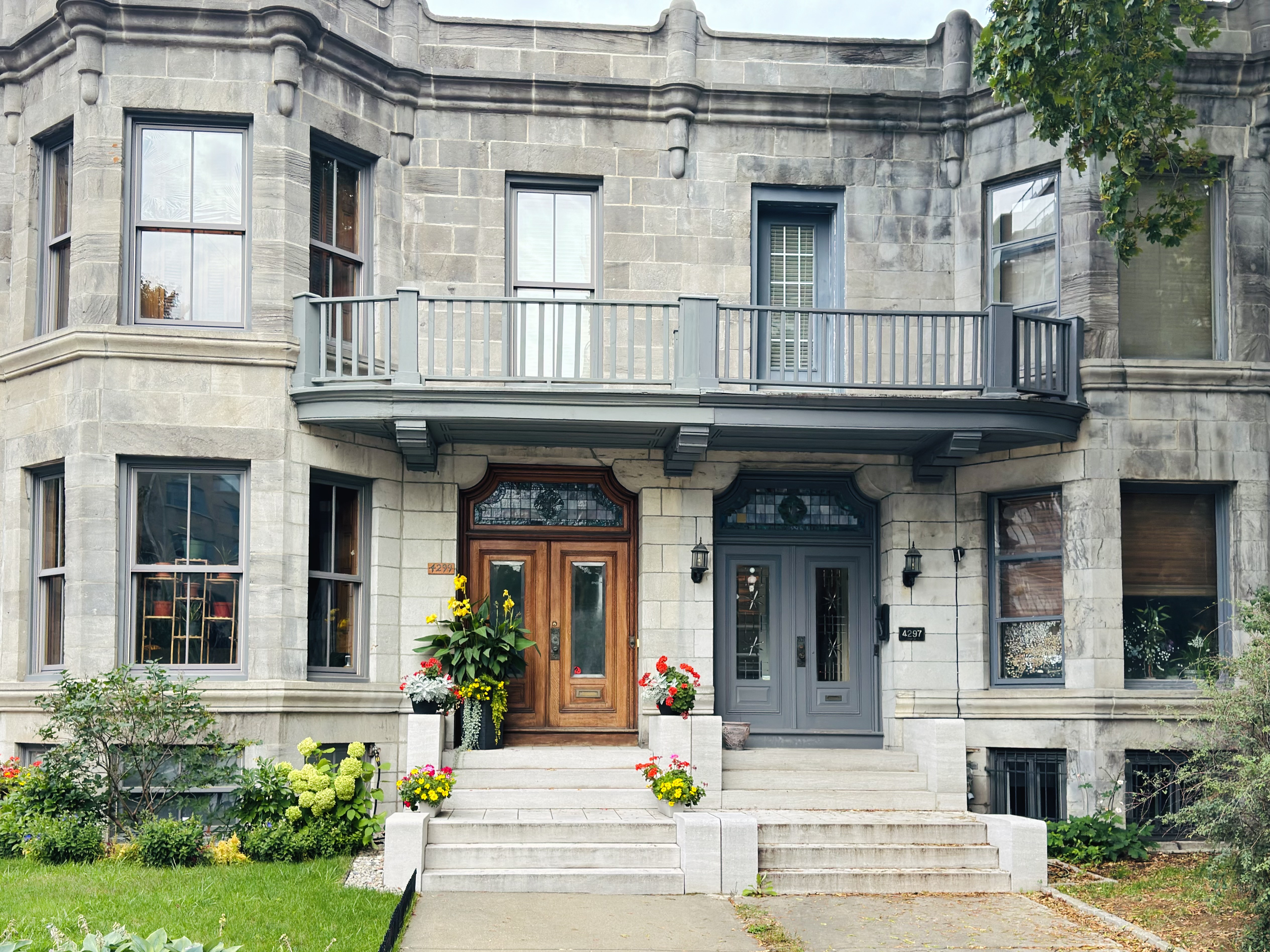A beautiful house in Westmount, Montreal, while biking on the Maisonneuve bike trail. I went on a nowhere for that bike ride and found so many gems. That was one of them.