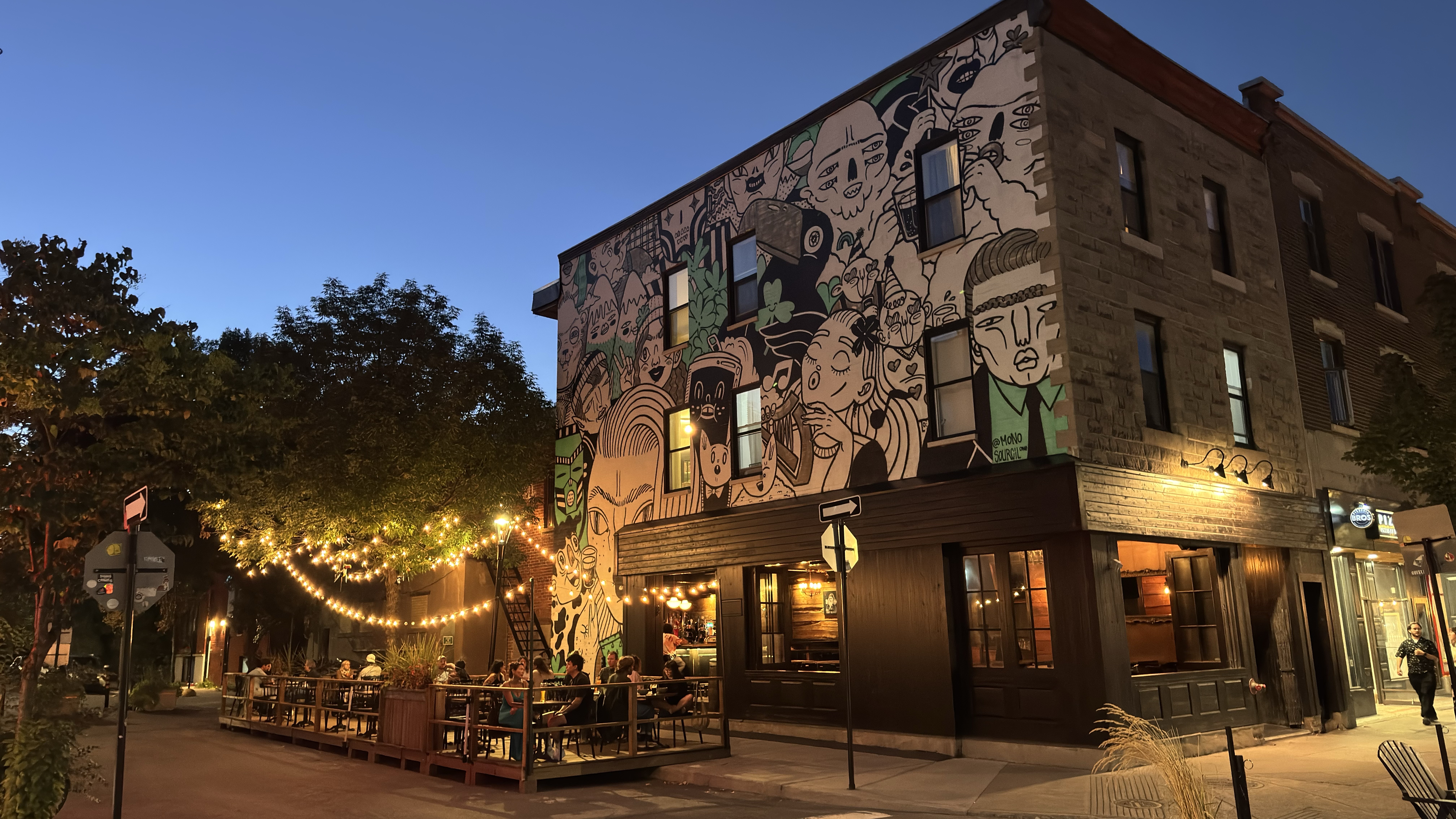 Today I'm starting a new trail series: Montreal by night. I got the idea for this new series yesterday during a long walk in Hochelaga-Maisonneuve, Montreal. It was a perfect late-summer night. I hope you enjoy this series.